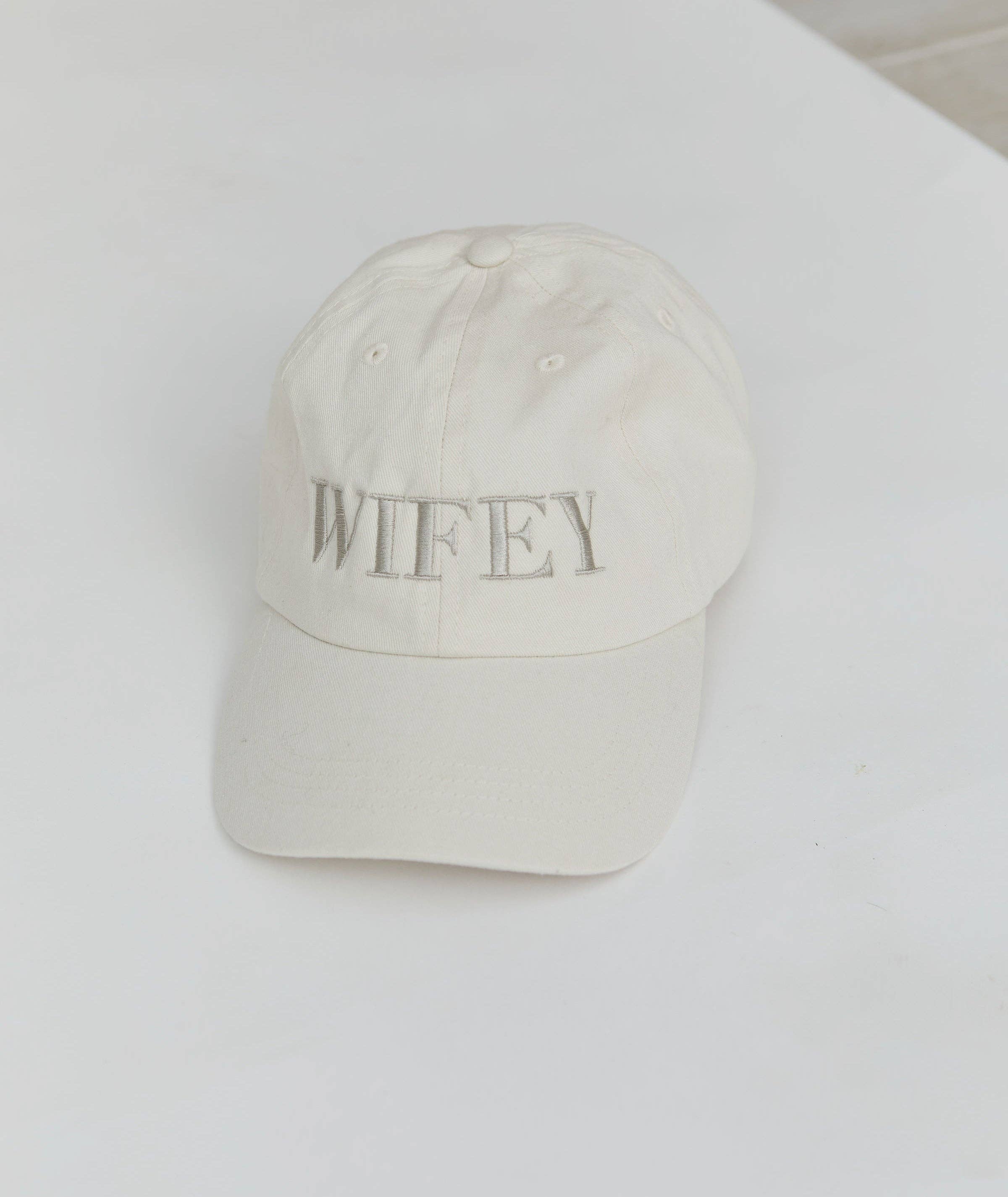 Pet met geborduurde WIFEY tekst - Maeva Studio
